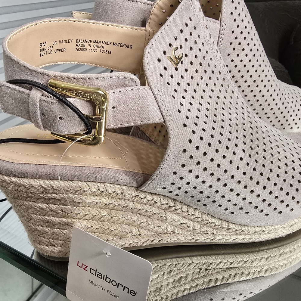 Liz Claiborne  NWT Taupe Hadley Koala  Memory Foam Wedge size 9M - Picture 2 of 16